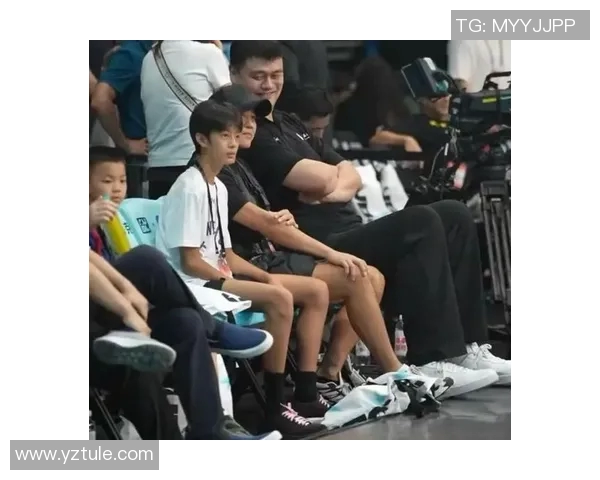 明星与孩子一起打篮球的乐趣与亲子时光的完美结合